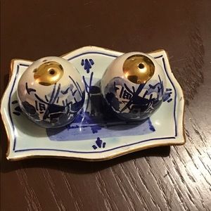 BEAUTIFUL SALT. & PEPPER SHAKER